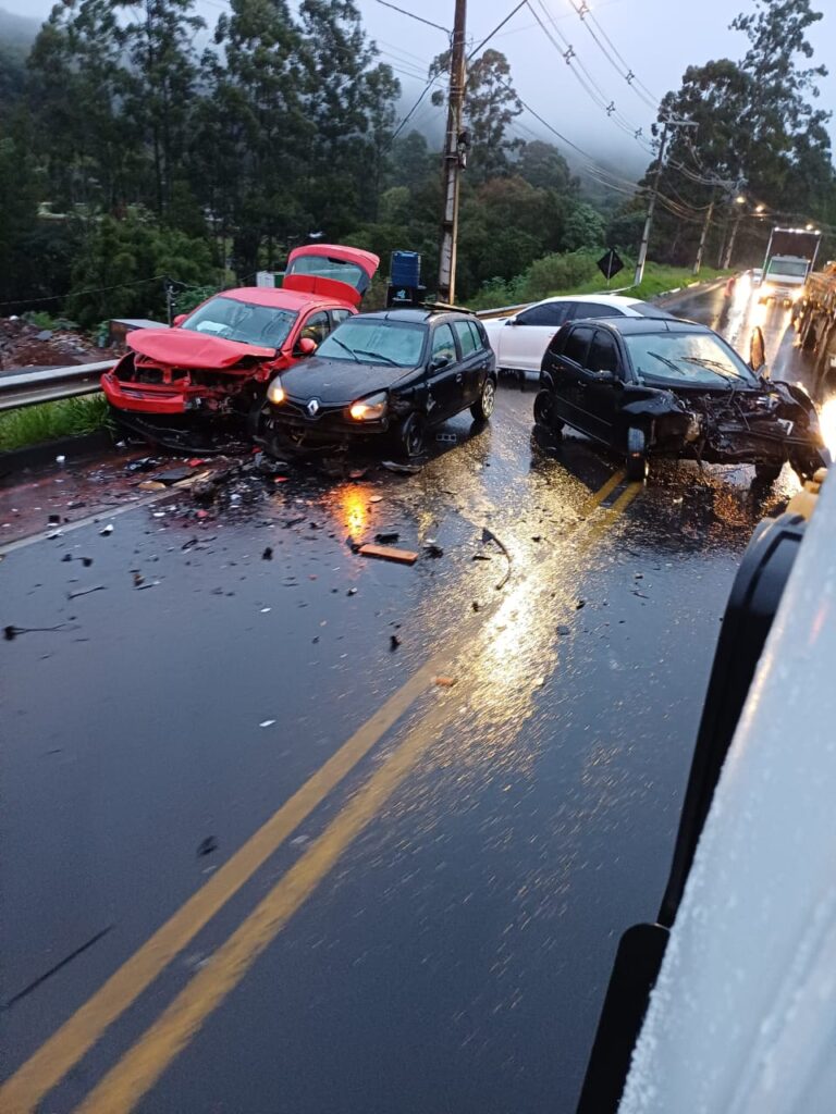 GRAVE ACIDENTE COM TRÊS VEÍCULOS DEIXA FERIDOS EM CHAPECÓ