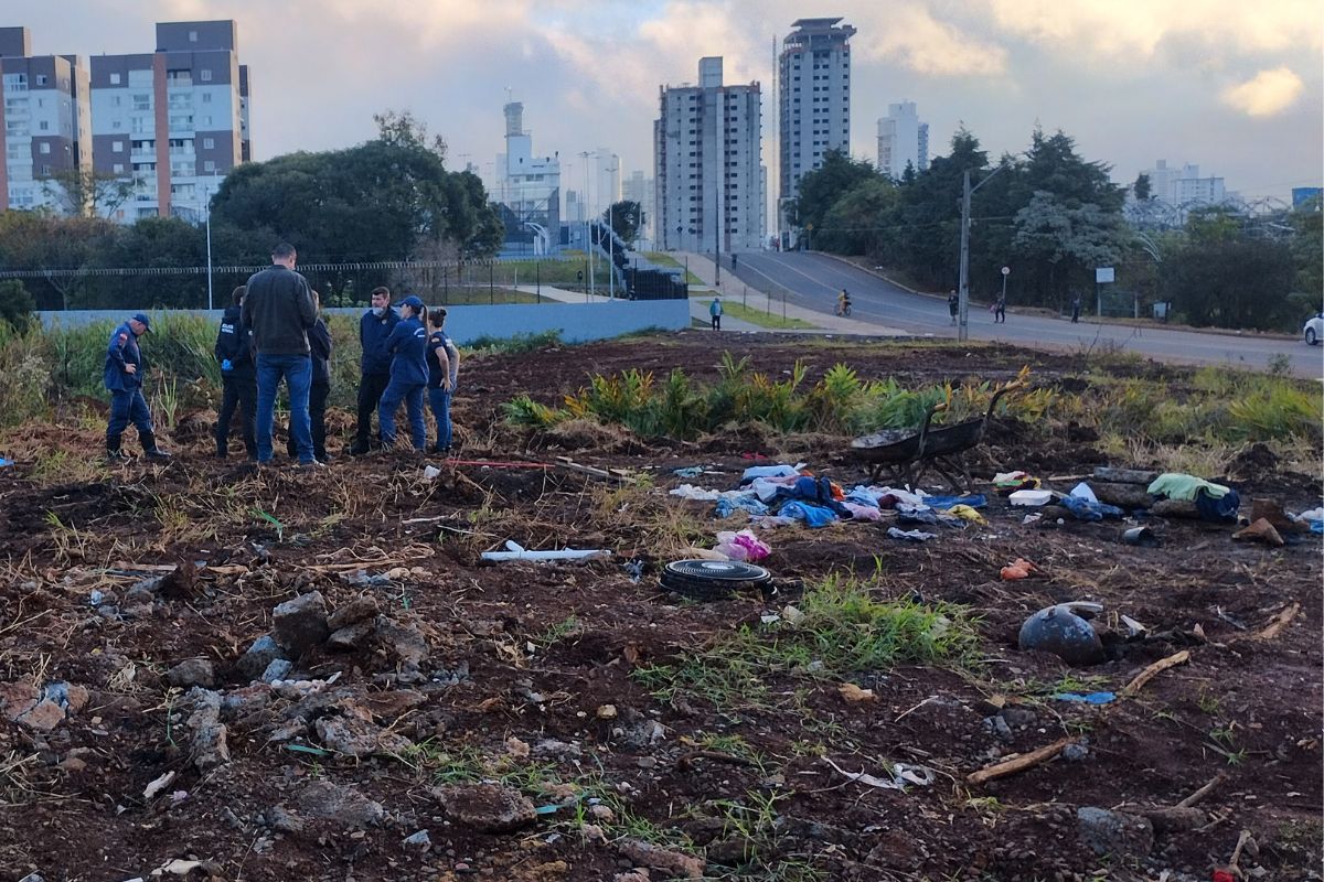 Corpo de mulher é encontrado parcialmente soterrado em terreno baldio em Chapecó
