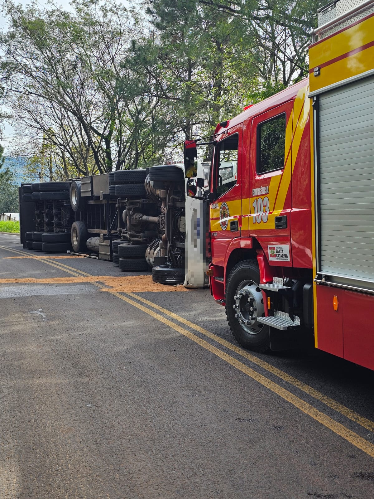 Caminhão tomba na SC-157, em Quilombo, e motorista morre no local