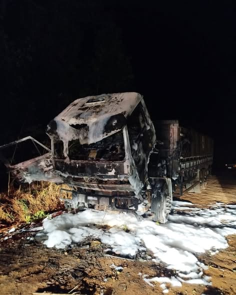 CAMINHÃO DESTRUIDO POR INCENDIO EM IRACEMINHA-SC