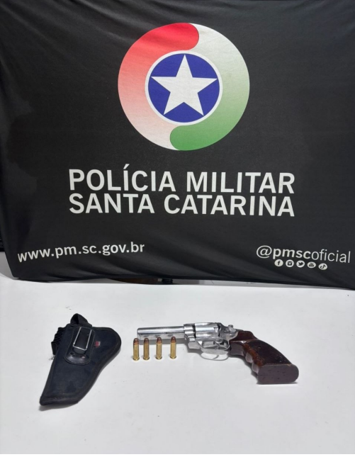 HOMEM É PRESO POR PORTE ILEGAL DE ARMA DE FOGO EM CHAPECÓ