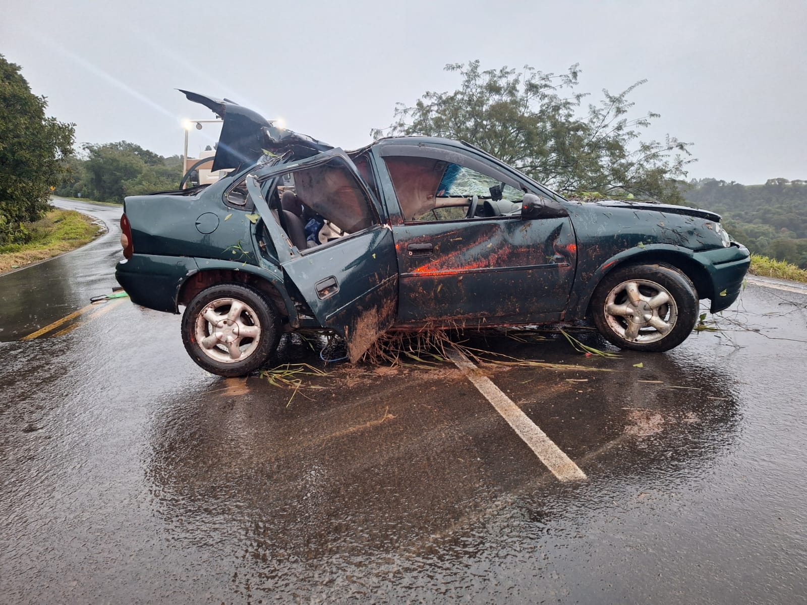 Veículo de passeio capota após apresentar possível falhas nos freios em Bom Jesus