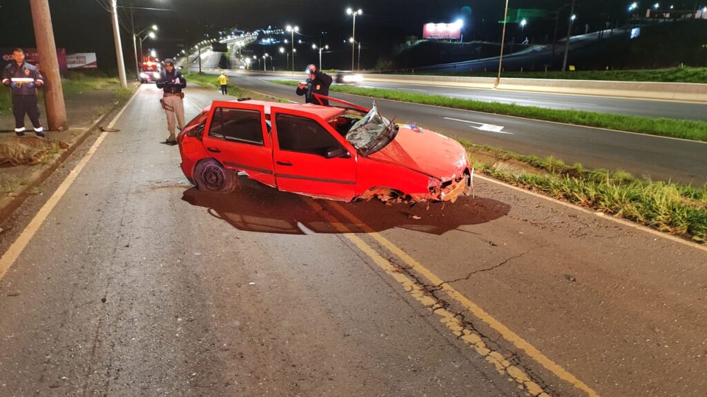Jovem de 25 anos morre após capotamento na marginal da BR-480, em Chapecó