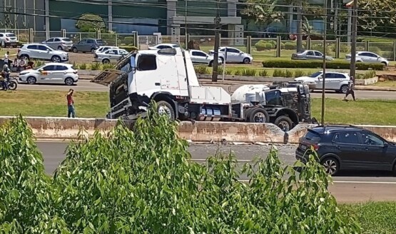 Acidente com caminhões causa bloqueio total da rodovia em Chapecó