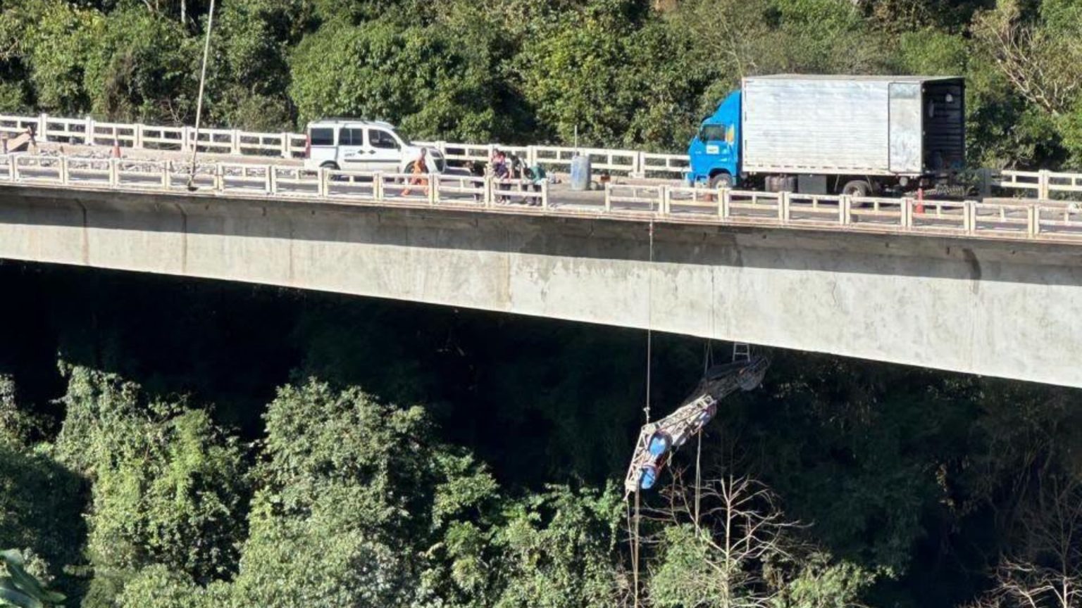 Queda de cerca de 20 metros em ponte deixa dois trabalhadores gravemente feridos na BR-282