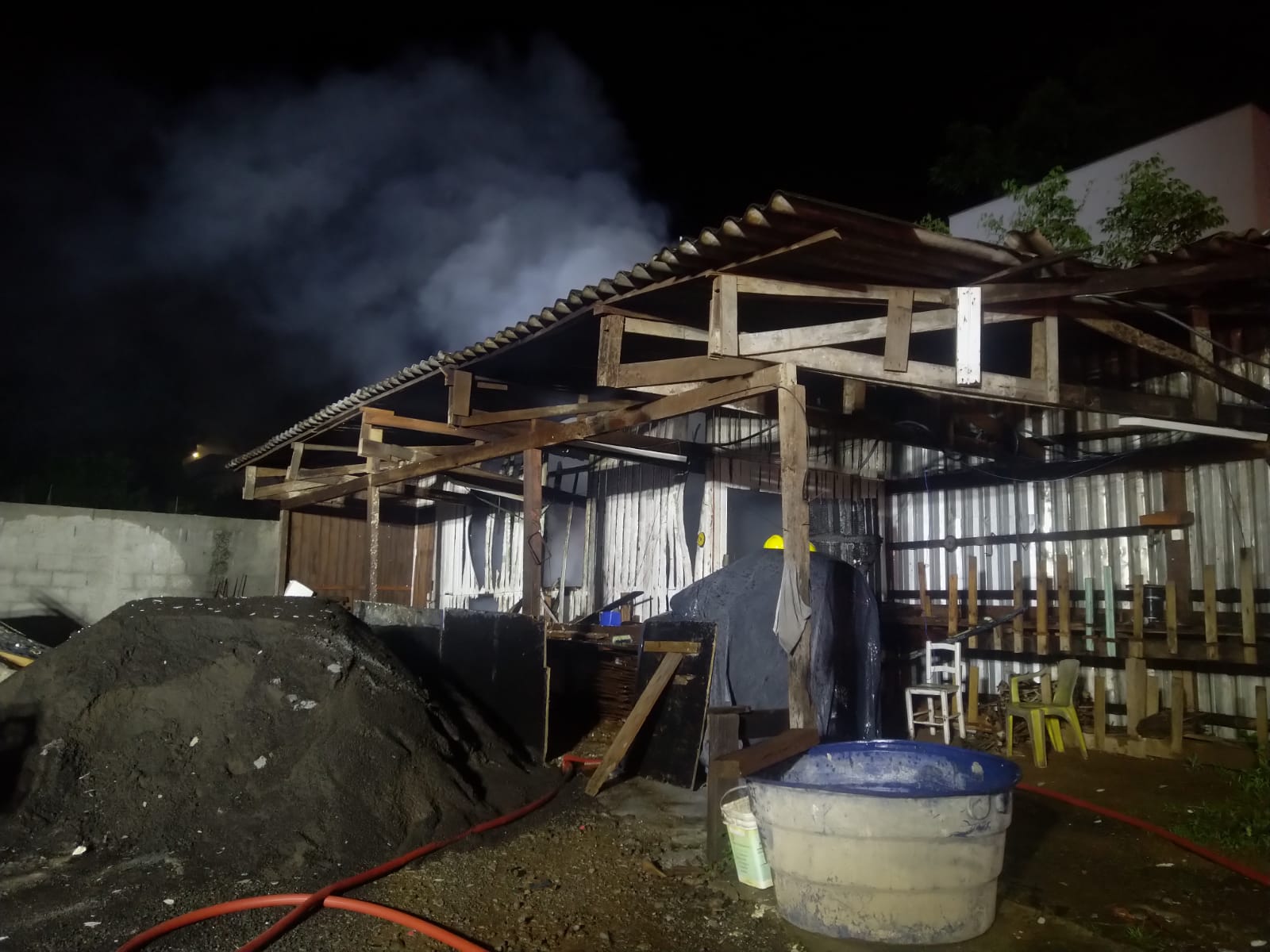 Incêndio atinge abrigo de ferramentas durante a madrugada em Quilombo
