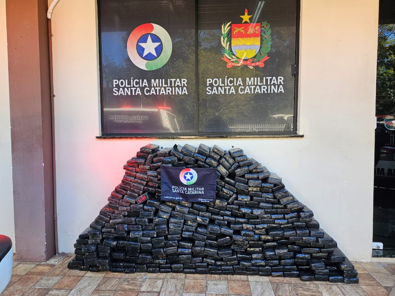 PM apreende cerca de 250 quilos de maconha e prende dois homens em São Lourenço do Oeste