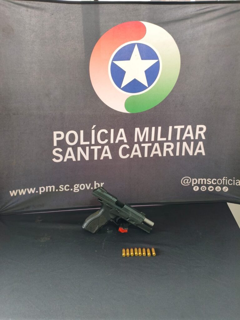 Mulher é presa após assumir posse de arma encontrada em caminhonete no Oeste de SC