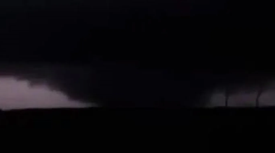 Tornado impressiona pelo tamanho durante temporal no Oeste de SC