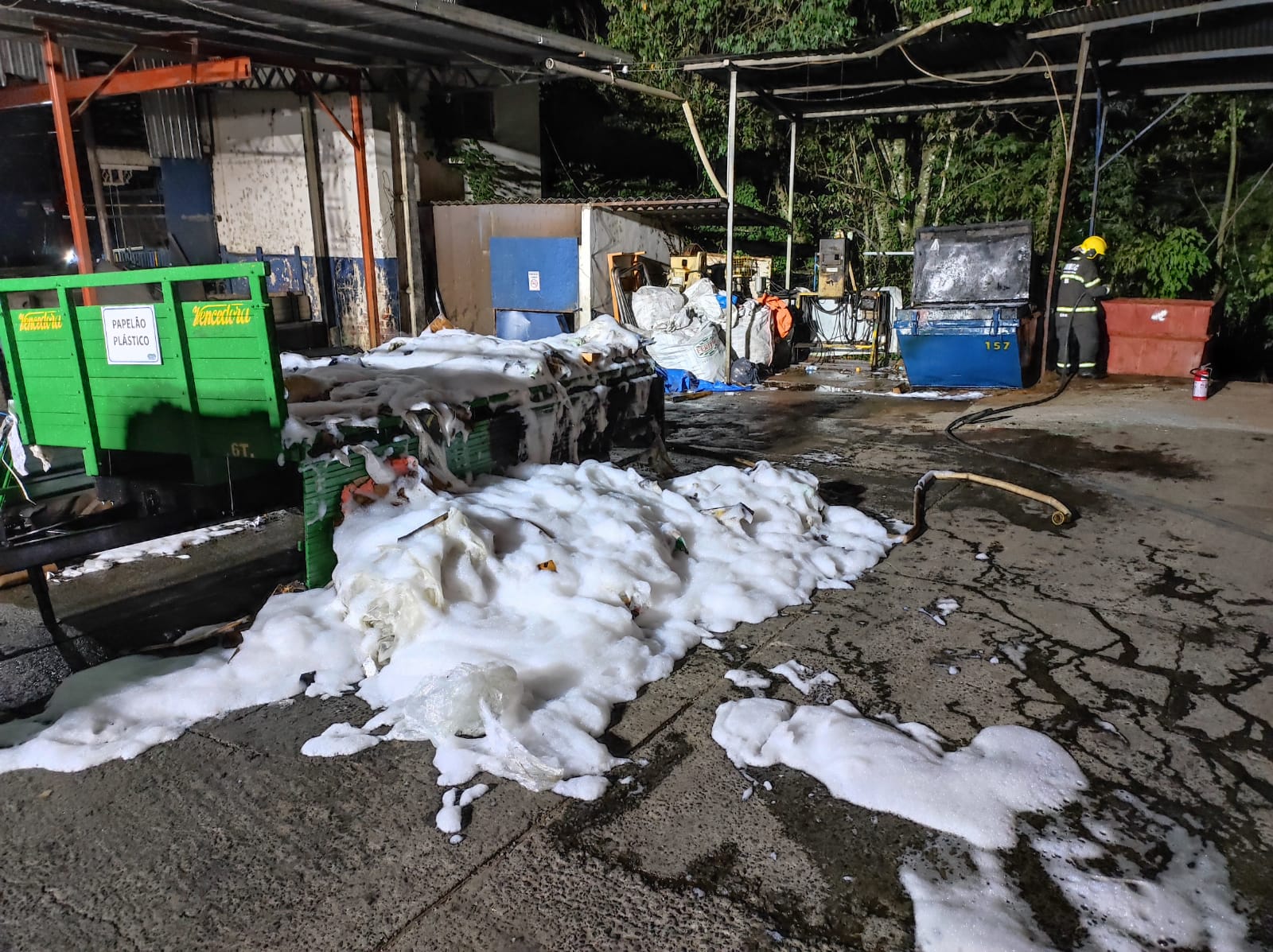 Incêndio em depósito de resíduos mobiliza bombeiros em Joaçaba