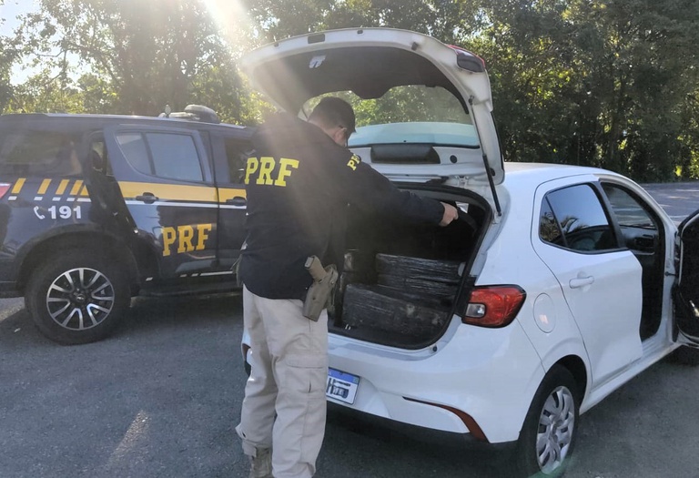 PRF apreende mais de 400 quilos de maconha na BR-101 em Joinville e prende casal