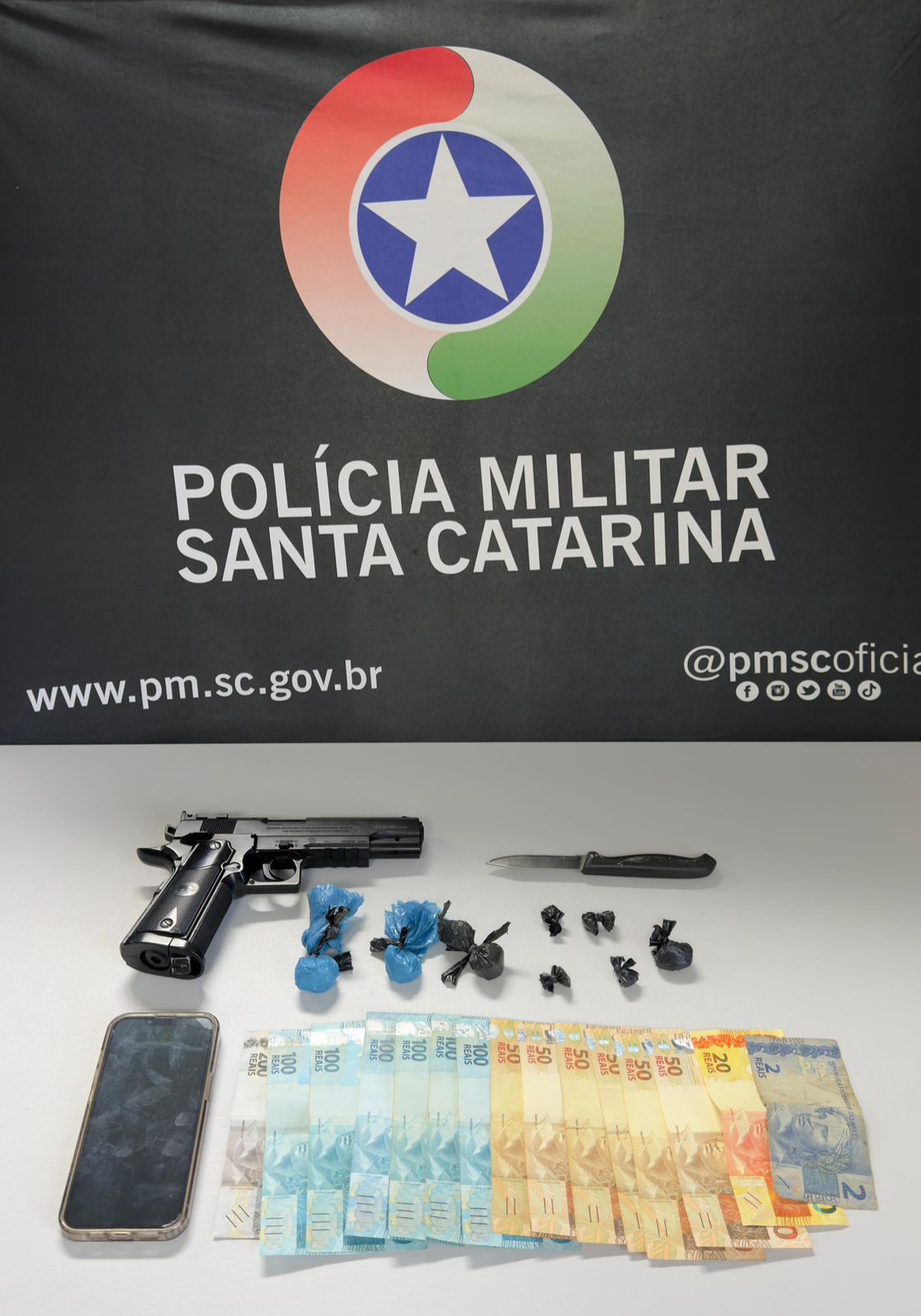Homem é preso com cocaína e réplica de arma de fogo em Xanxerê