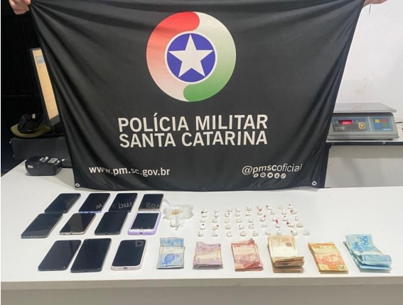 Três homens são presos por tráfico de drogas e corrupção de menores após ação da PM
