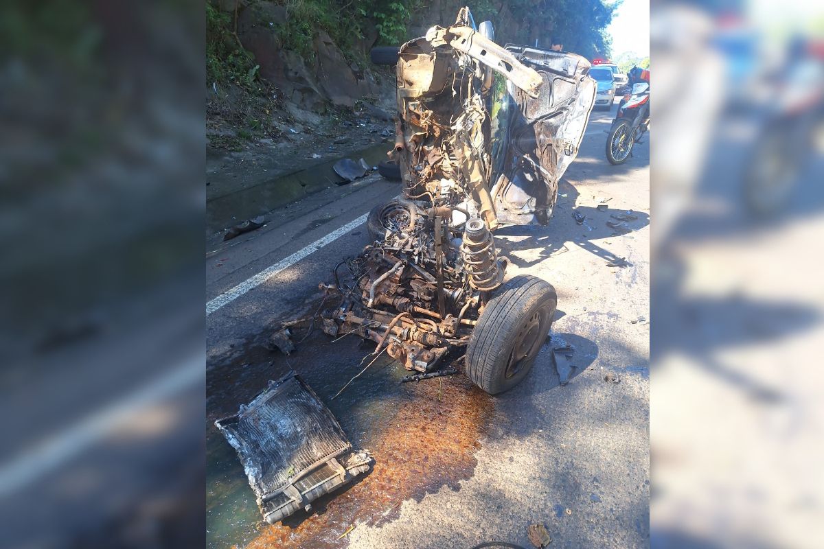 Motorista perde controle ao se distrair com garrafa de água e carro tomba no Oeste de SC