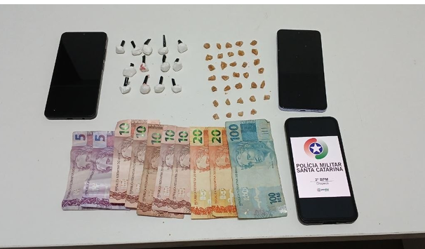 Jovem é preso e dois adolescentes são apreendidos por tráfico de drogas em Chapecó
