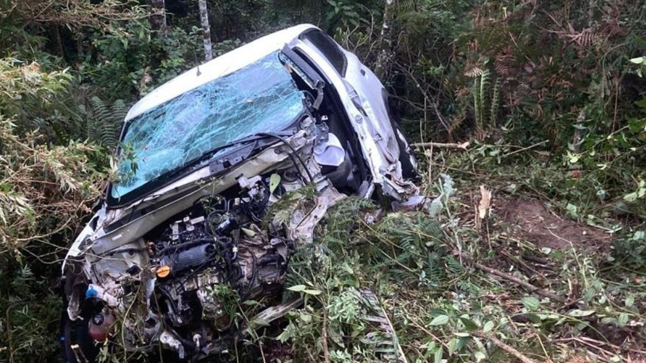 Acidente entre carro e carreta deixa casal e adolescente gravemente feridos na BR-282