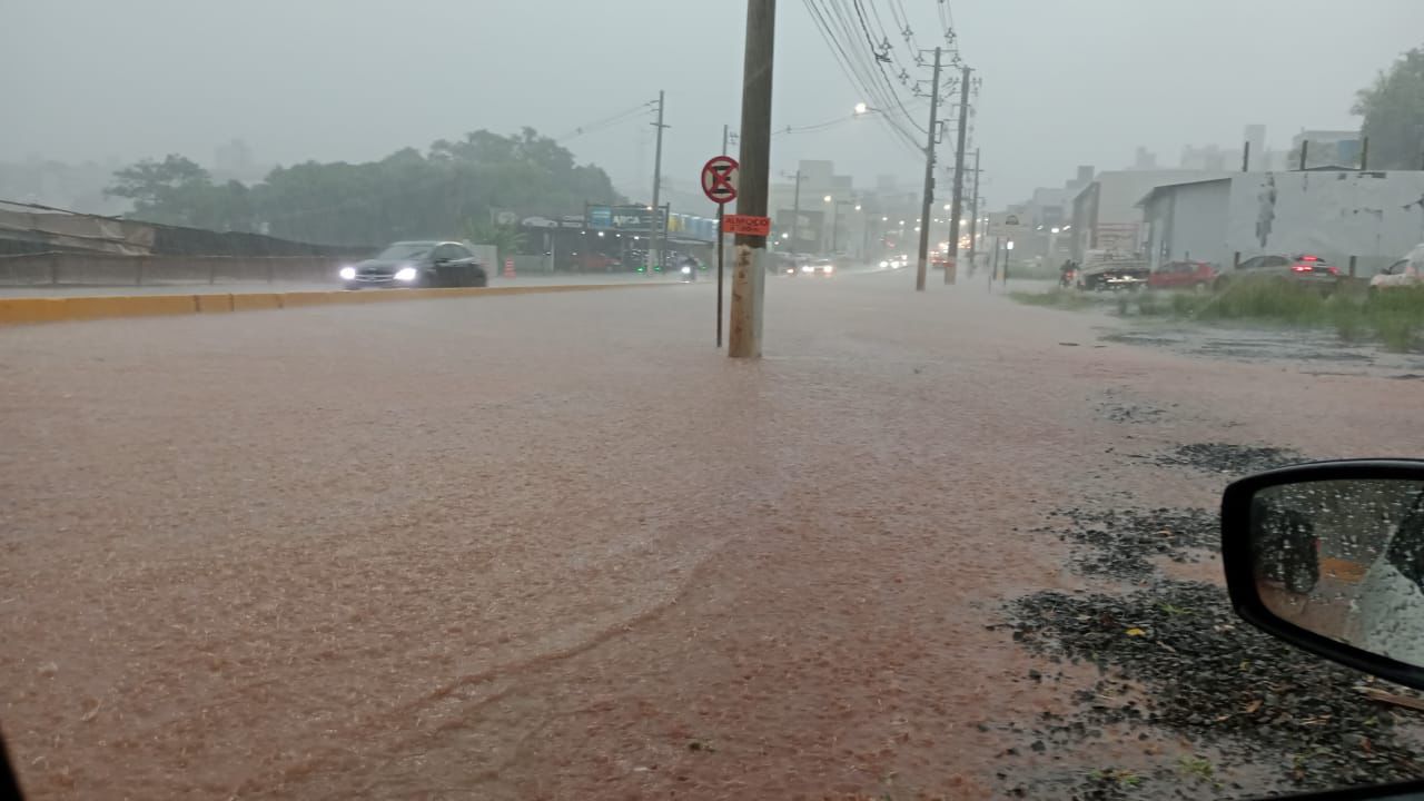 Forte chuva provoca alagamentos em diversos bairros de Chapecó