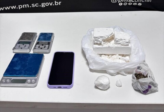 Jovem de 18 anos é presa com mais de 700 gramas de cocaína em Chapecó