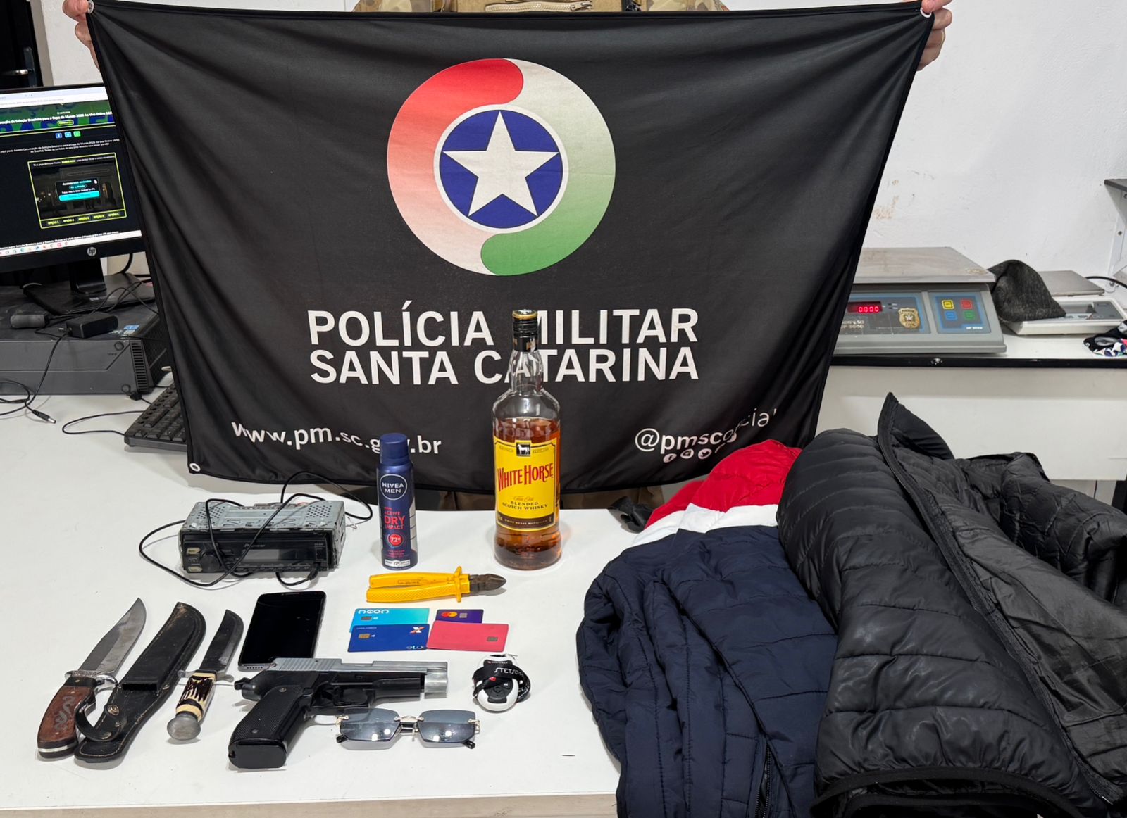 Dupla é presa após furtos, uso de cartões e fuga para área de mata em Chapecó