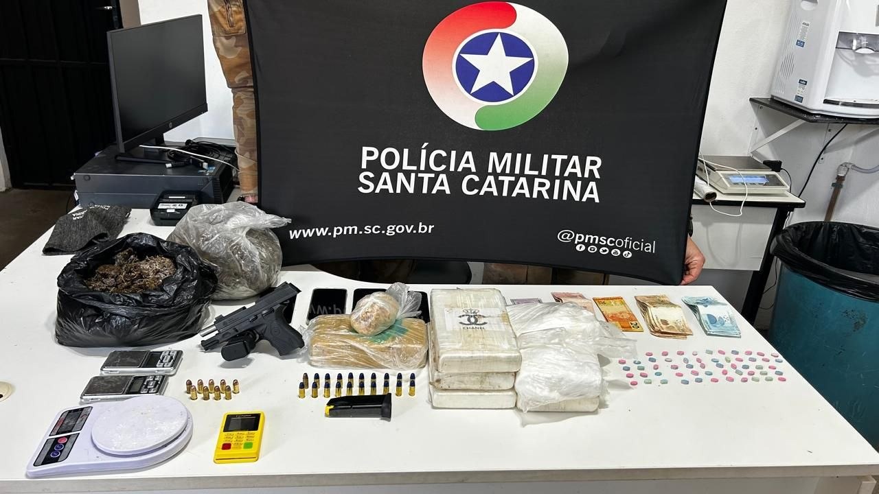Polícia Militar apreende mais de 8 quilos de drogas, arma furtada e prende três homens após disparos em Chapecó