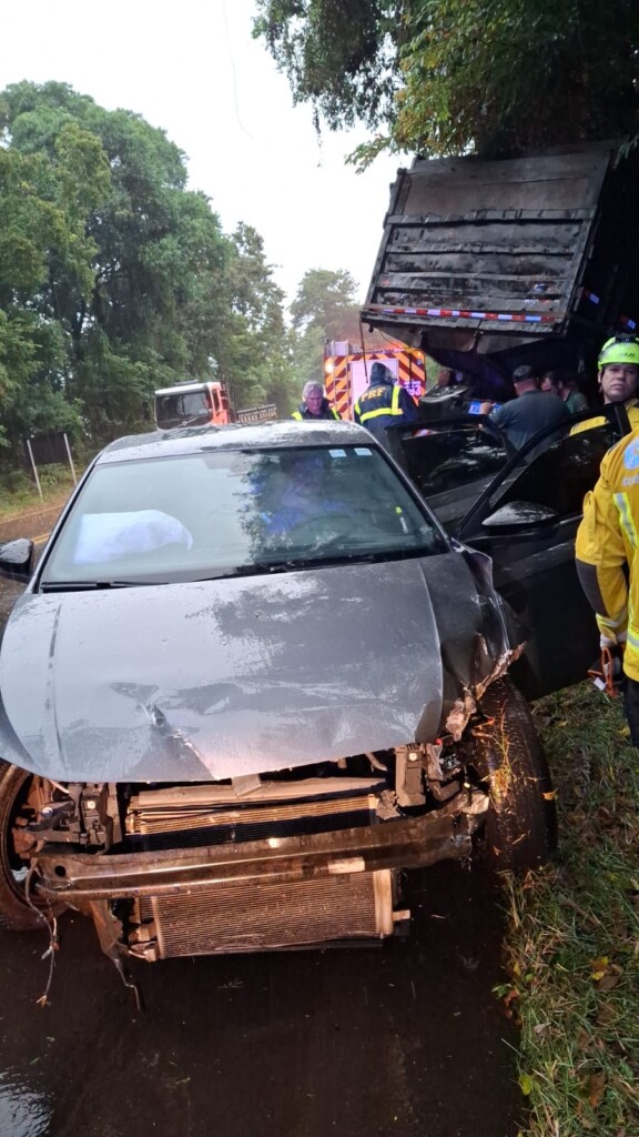 Colisão entre carro e caminhão deixa motorista preso às ferragens em Chapecó