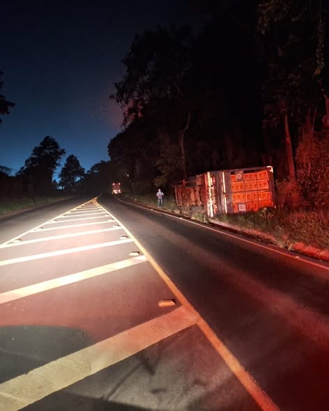 Caminhão sai da pista na SC 480 chapeco