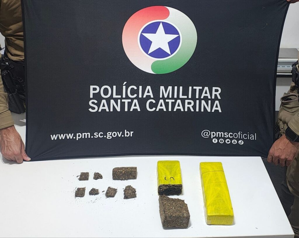 Jovem é preso com mais de 1 kg de maconha e tenta subornar policiais em Chapecó