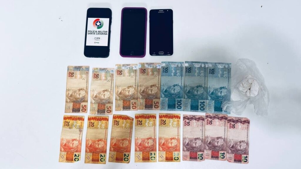 Jovem é preso por tráfico após tentar fugir e arremessar droga em telhado em Chapecó