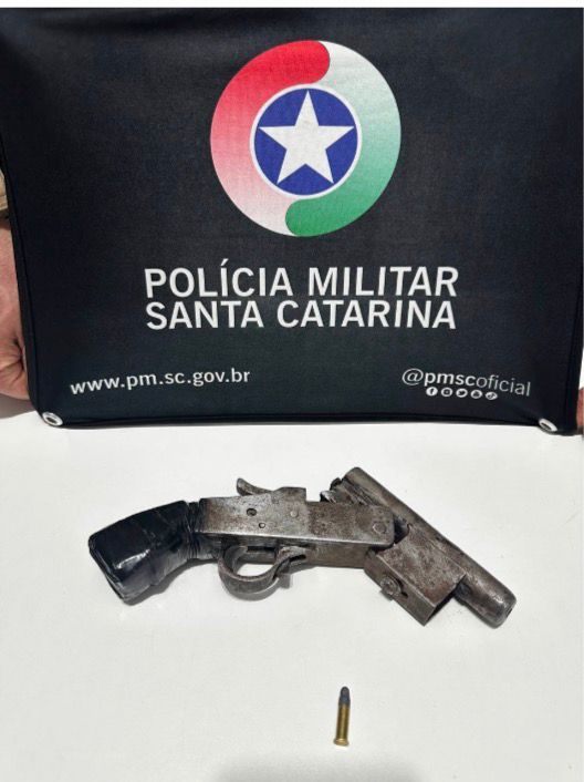 Homem é preso por porte ilegal de arma de fogo e descumprimento de regime em Chapecó