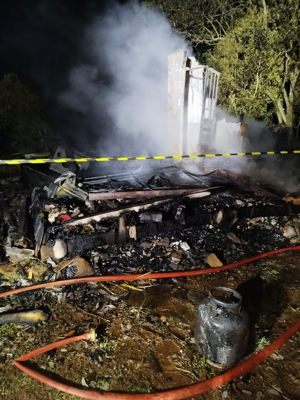 Incêndio destrói residência de madeira e deixa idosa ferida em Novo Horizonte