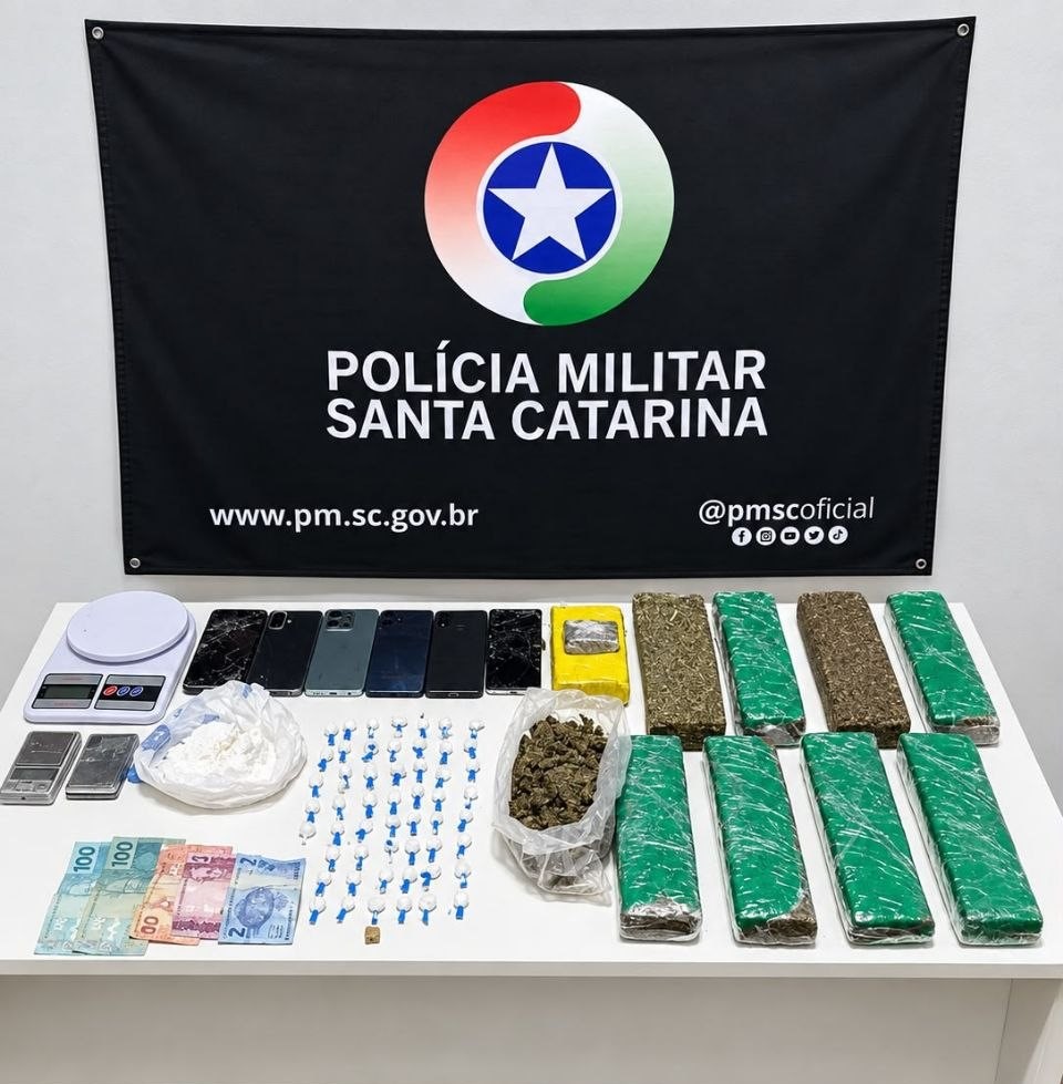 PM apreende mais de 6 quilos de drogas e recupera moto furtada em Chapecó