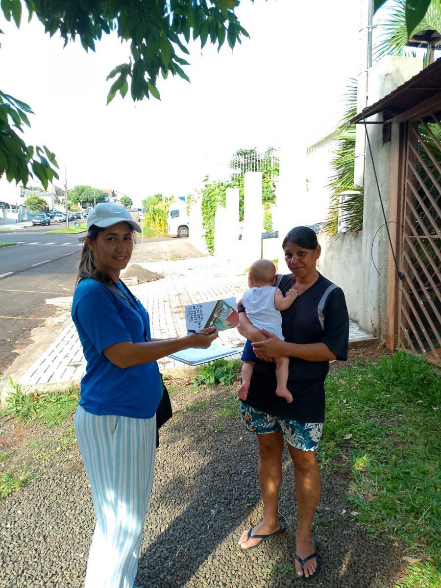 Projeto socioambiental da CASAN orienta moradores de Xaxim sobre ligações ao sistema de esgoto