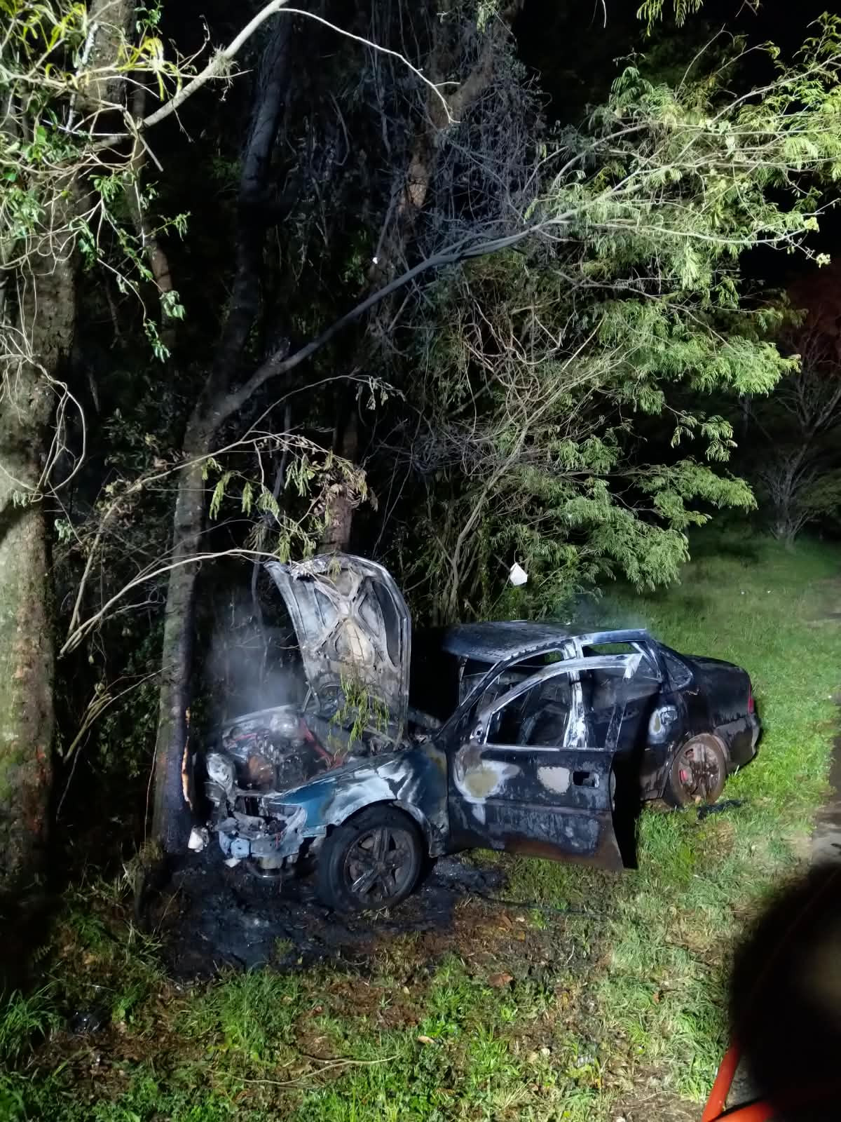 Carro sai da pista, bate contra árvore e pega fogo na SC-157, em Quilombo