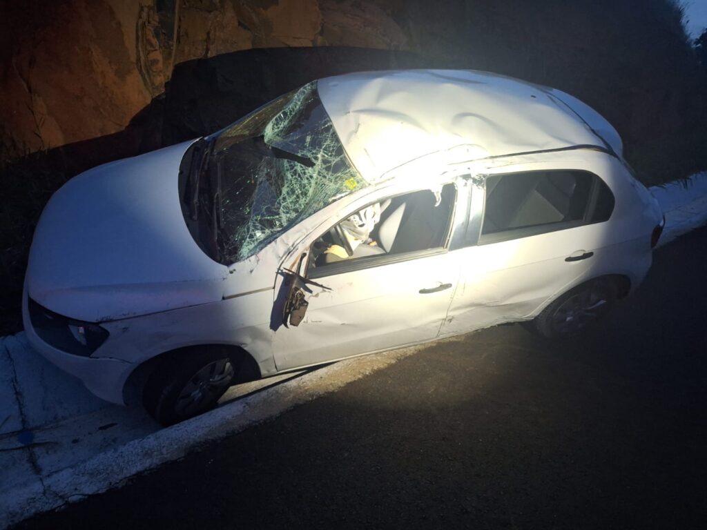 Homem furta carro, sofre acidente e é preso com droga no Oeste catarinense