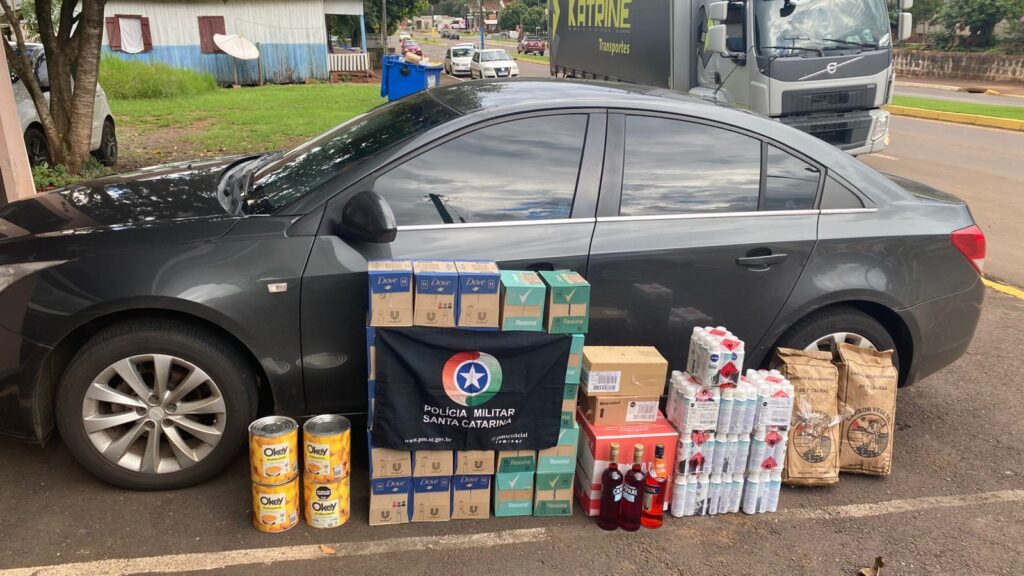 PM apreende veículo com mercadorias ilegais avaliadas em mais de R$ 80 mil no Oeste de SC