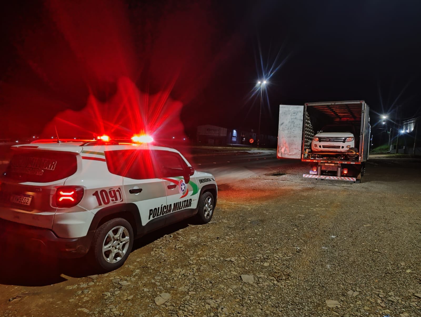 Homem é preso com caminhonete furtada dentro de baú de caminhão em São Lourenço do Oeste