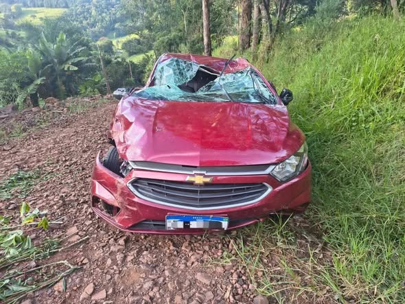 Capotamento deixa casal de idosos ferido na SC-157 em Coronel Freitas