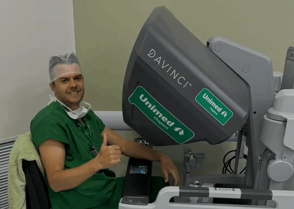 Médico de Pinhalzinho realiza cirurgia com robô